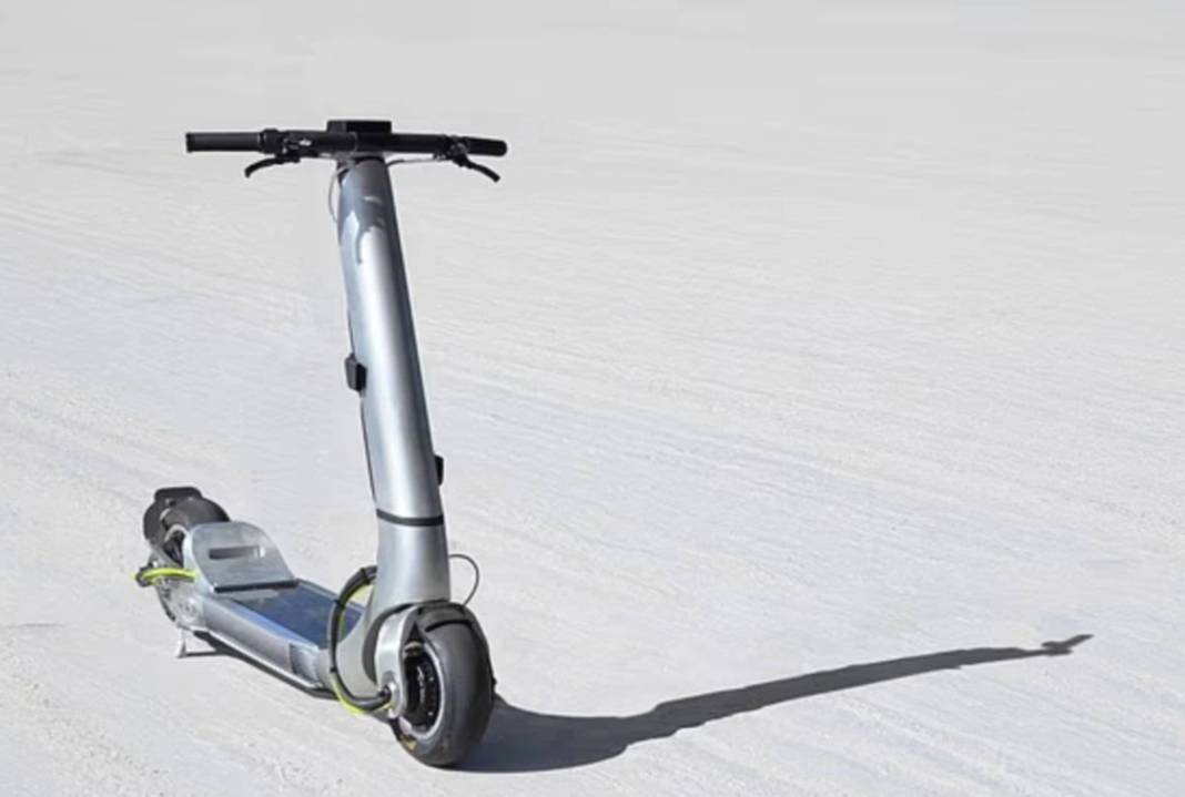 Saatte 160 Km ile uçuyor! Dünyanın en hızlı scooter’ı tanıtıldı! 6